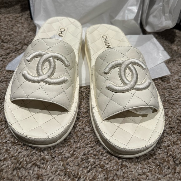 CHANEL Lambskin Quilted CC Mules Sandals - eu38/us8 - Picture 3 of 7